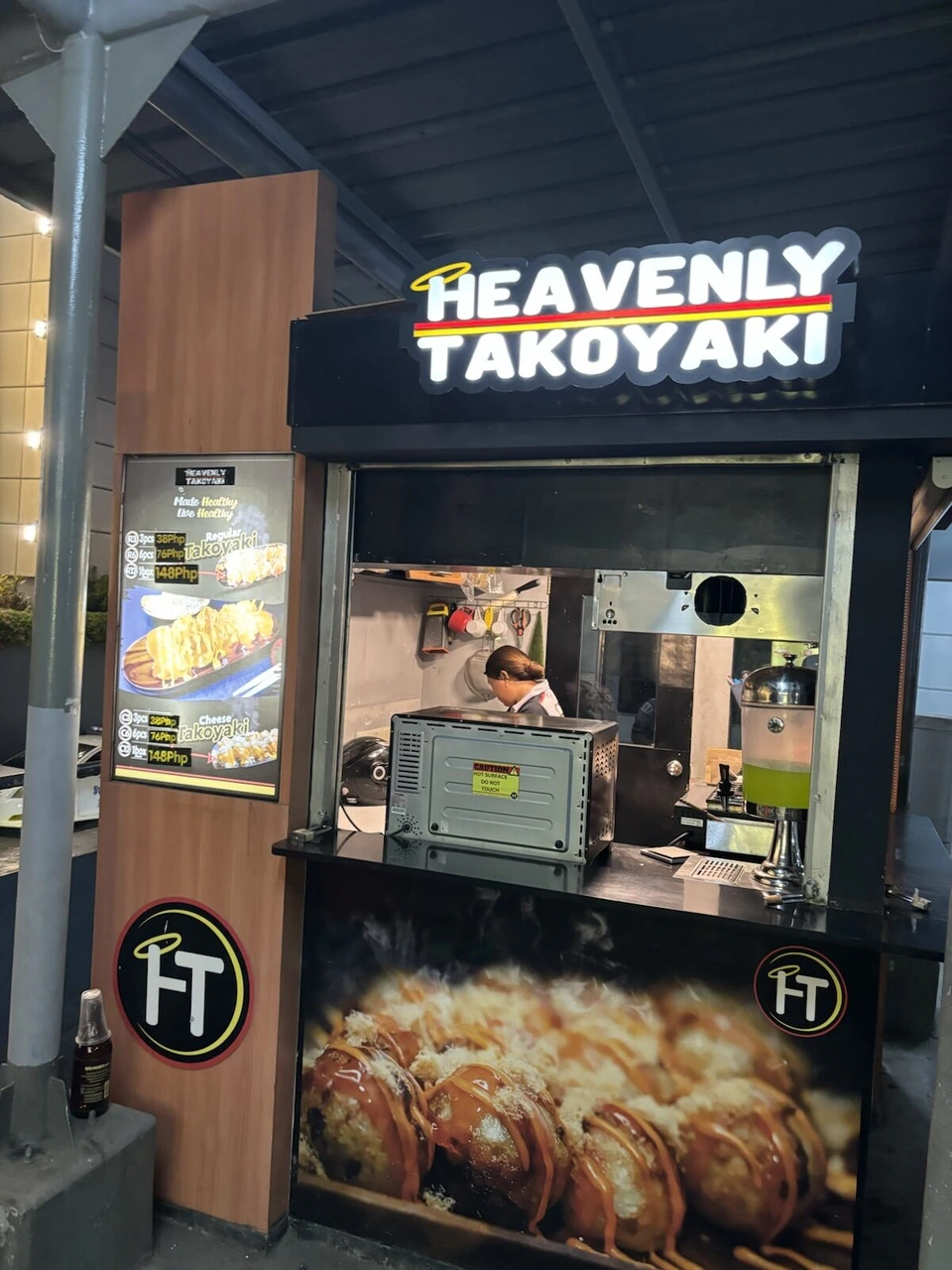 モールの中のたこ焼き店Heavenly Takoyakiの店先
