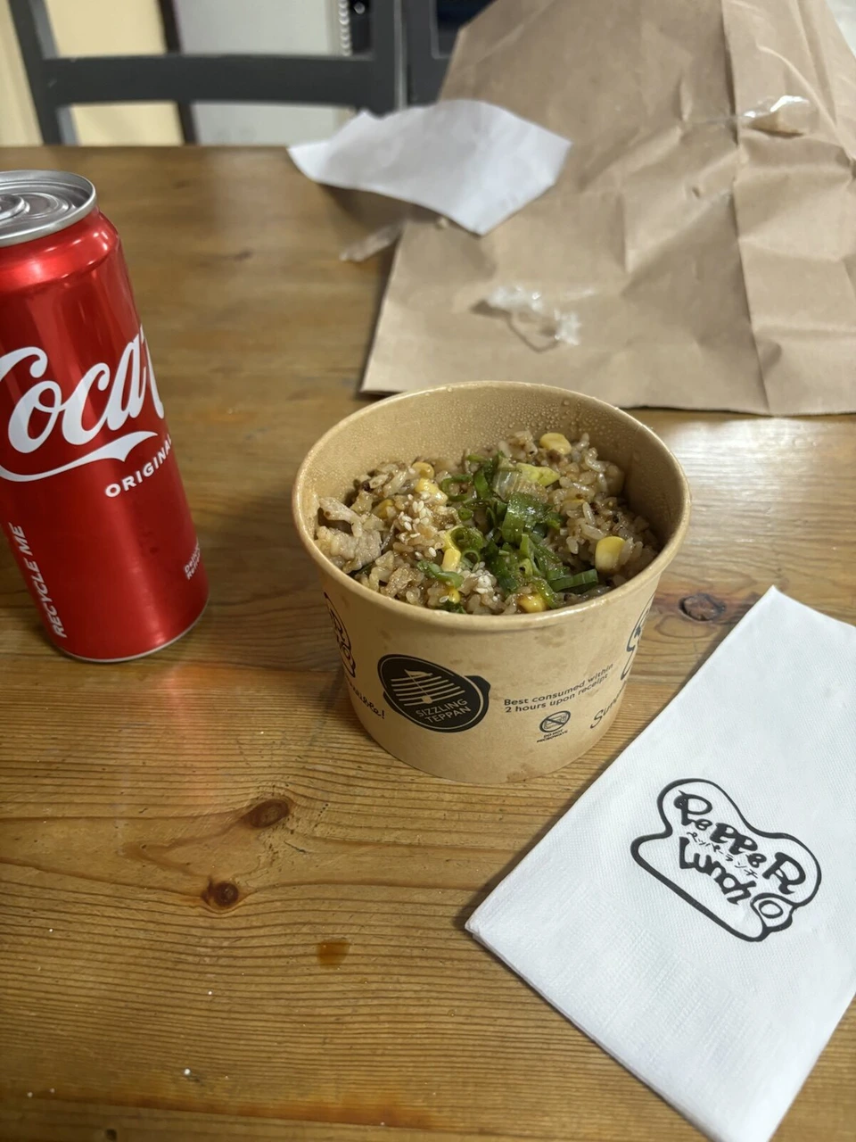 GrabFoodで届いたペッパーランチのビーフペッパーライスとコカ・コーラの缶