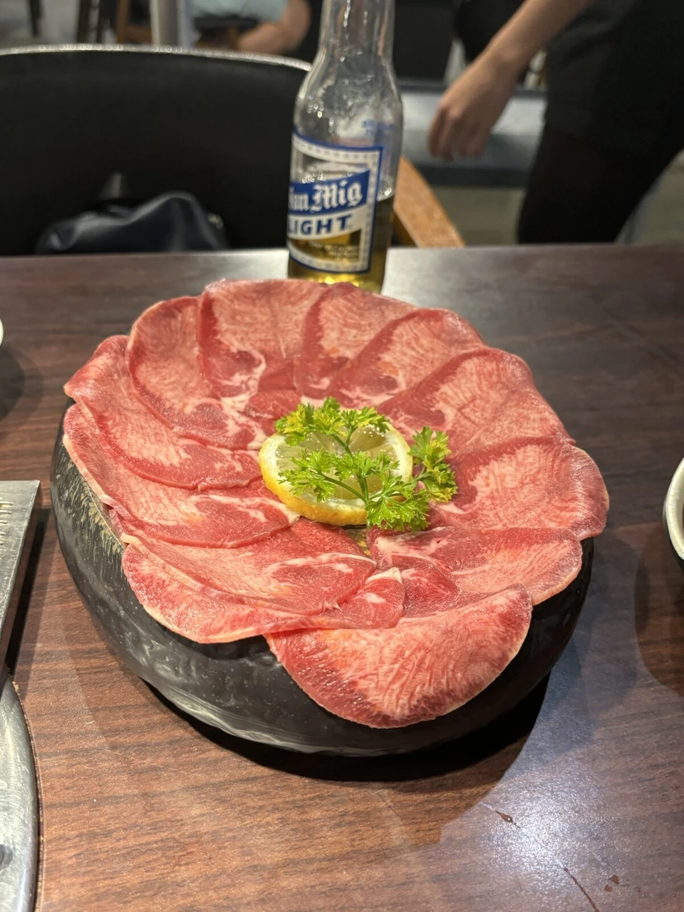 花びらのように並べられた牛タンの皿