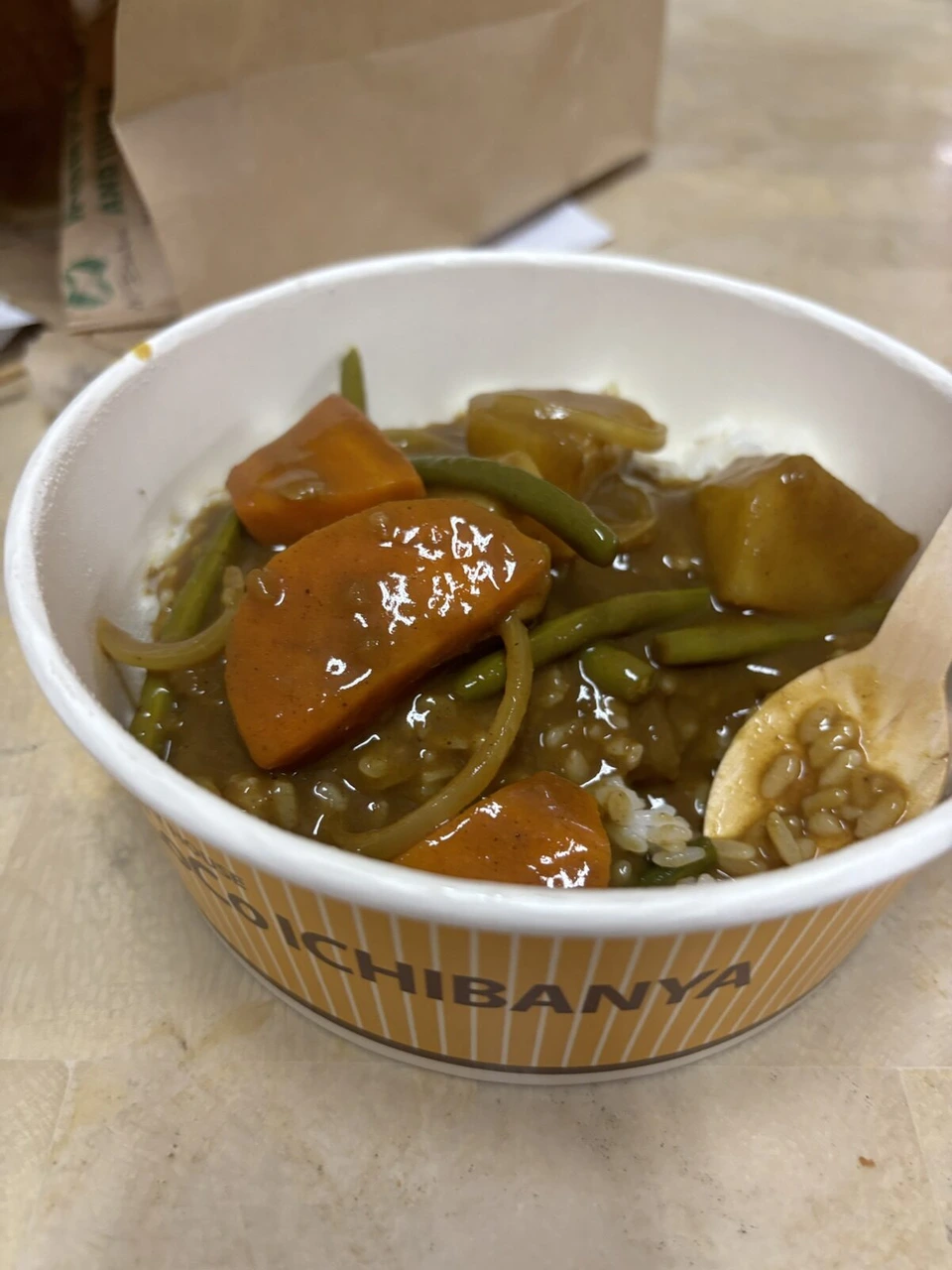 CoCo壱番屋の紙容器に入った野菜カレー