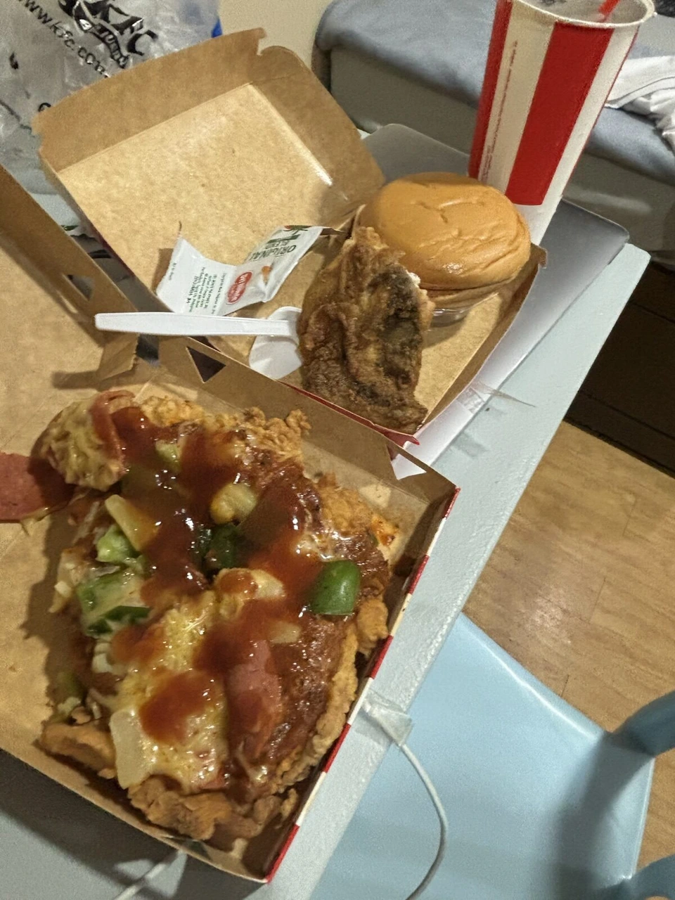 KFCのチザとハンバーガー、ドリンクのカップ