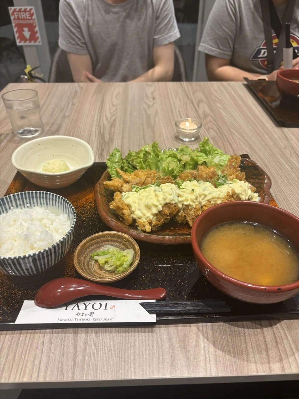 やよい軒のチキン南蛮定食。ごはん、味噌汁、小鉢