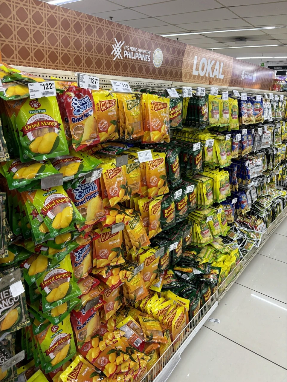 スーパーの通路に並ぶドライマンゴーなどのお菓子