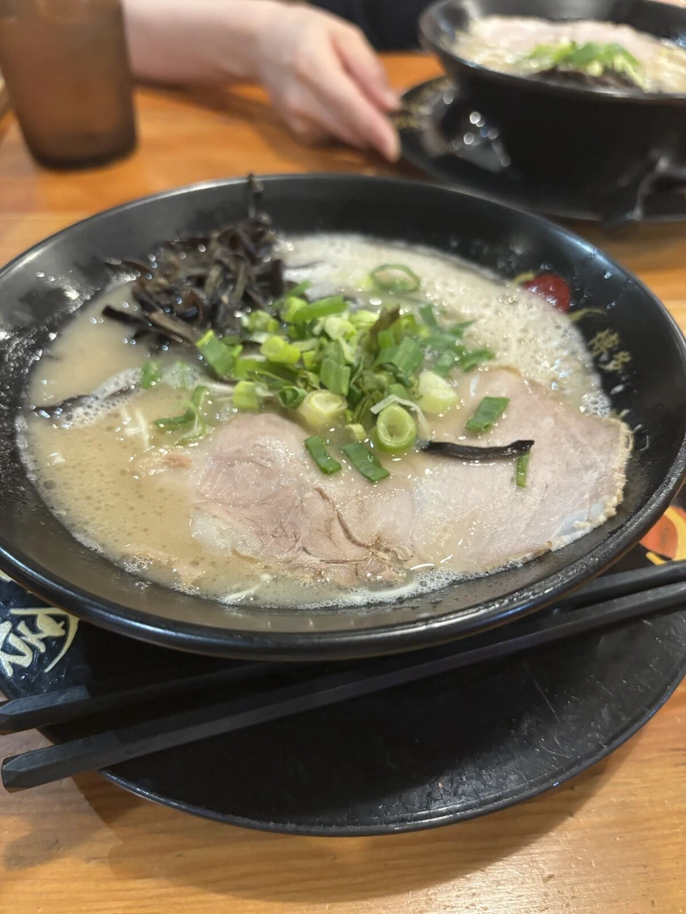 チャーシュー、ネギ、きくらげがのった豚骨ラーメン