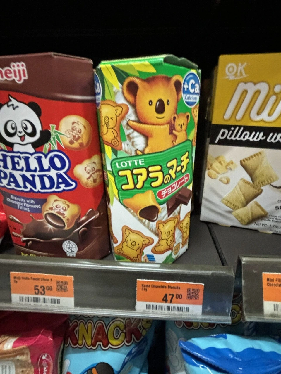 セブの店のお菓子の棚と値札
