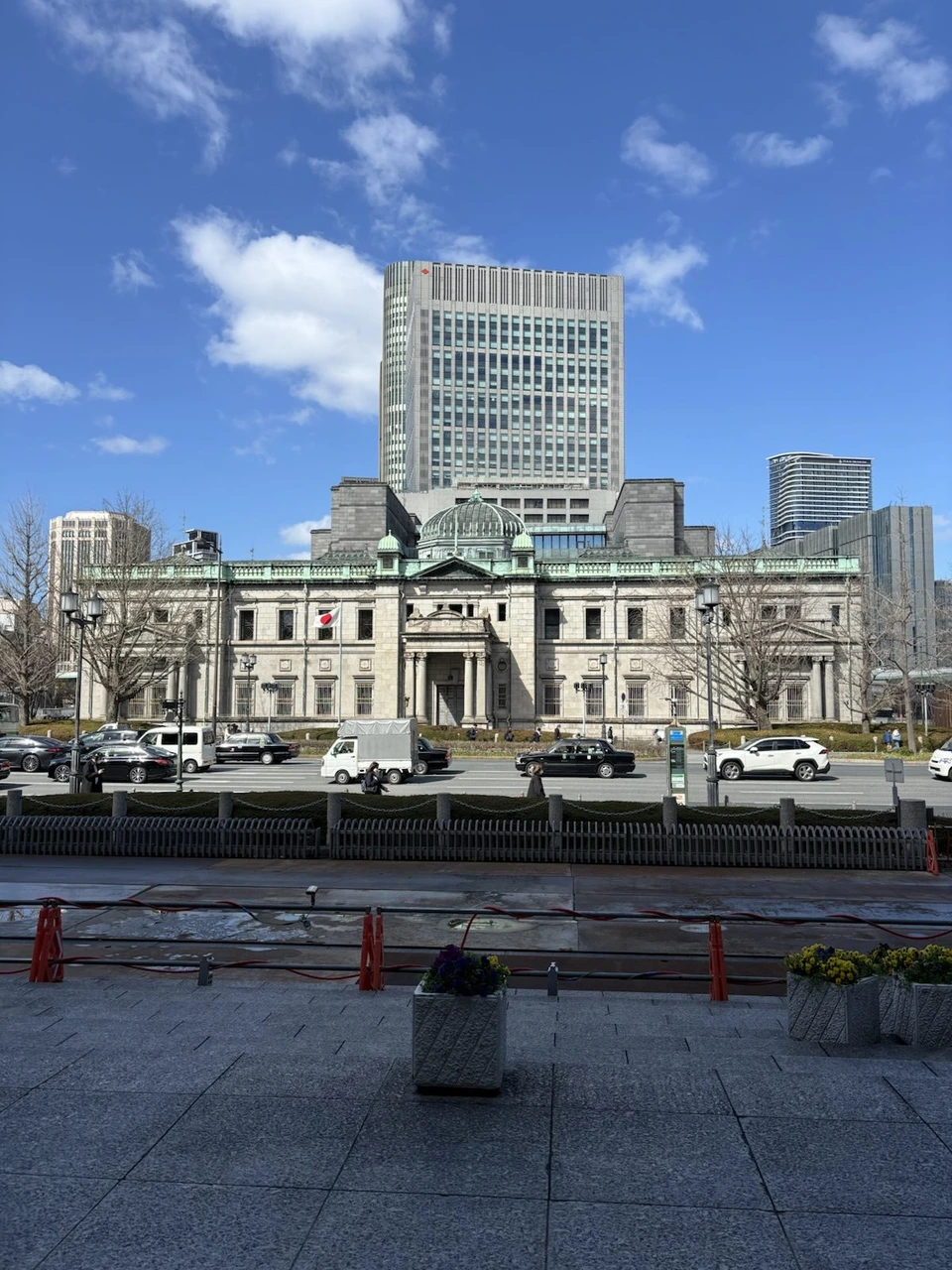大阪・中之島の日本銀行大阪支店。緑の屋根の石造りの建物と、後ろの高層ビル
