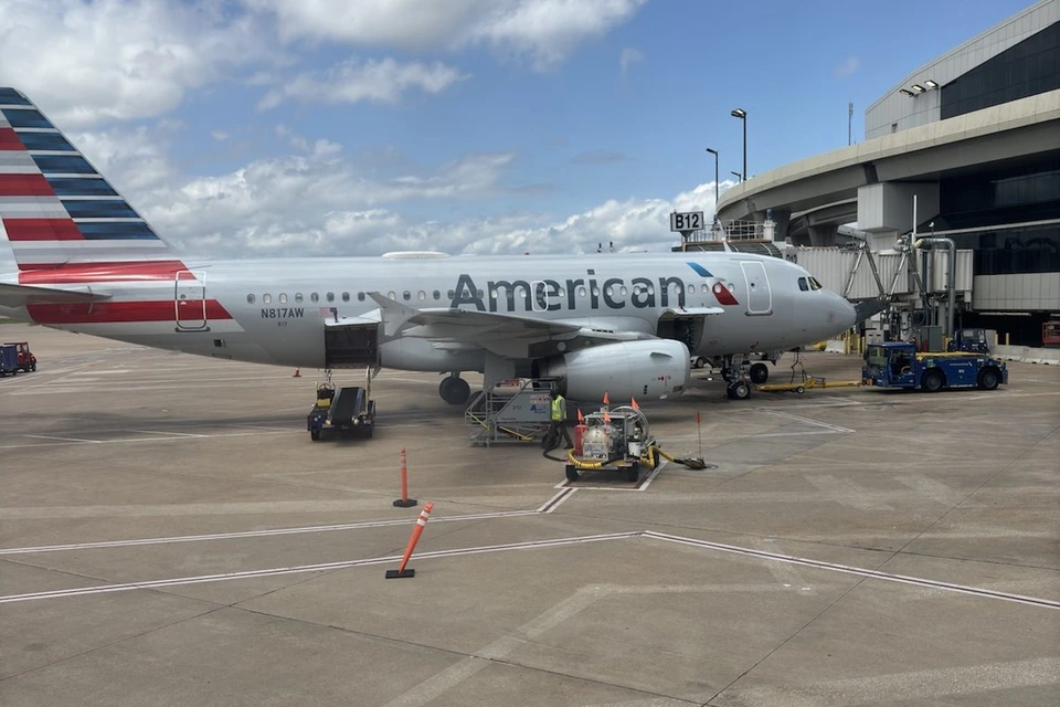 ダラス・フォートワース空港の搭乗口に止まるアメリカン航空の機体
