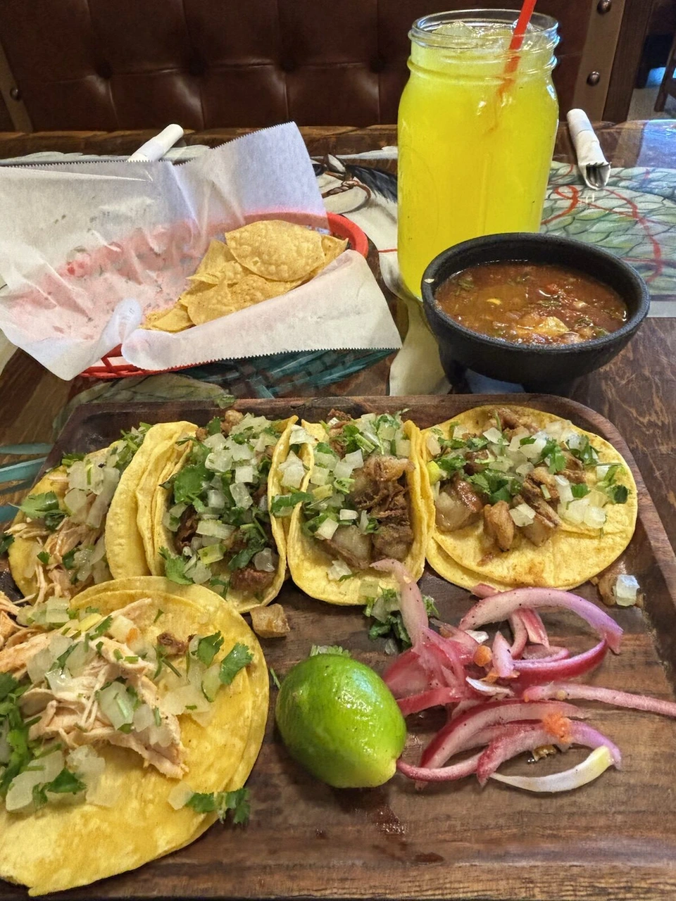 メキシコ料理店のタコスの盛り合わせとマンゴージュース