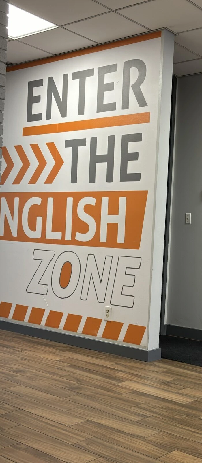 語学学校の廊下の壁の「ENTER THE ENGLISH ZONE」の文字