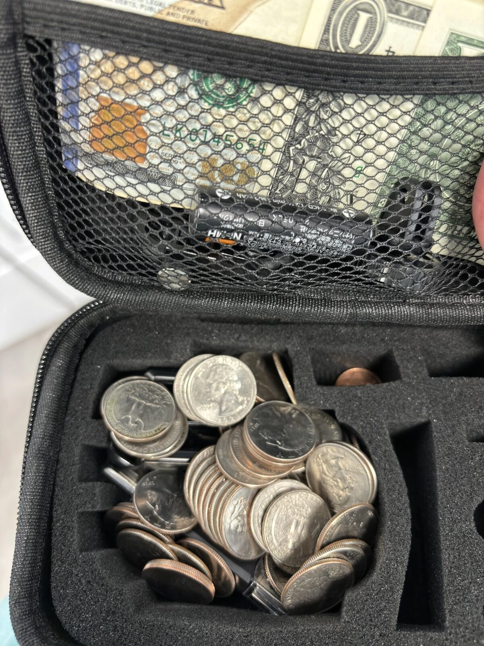 ケースに入った残りのアメリカの硬貨と紙幣
