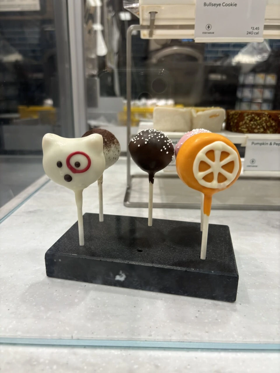 ターゲットのスターバックスのショーケースに並ぶ、ブルズアイの顔のケーキポップ