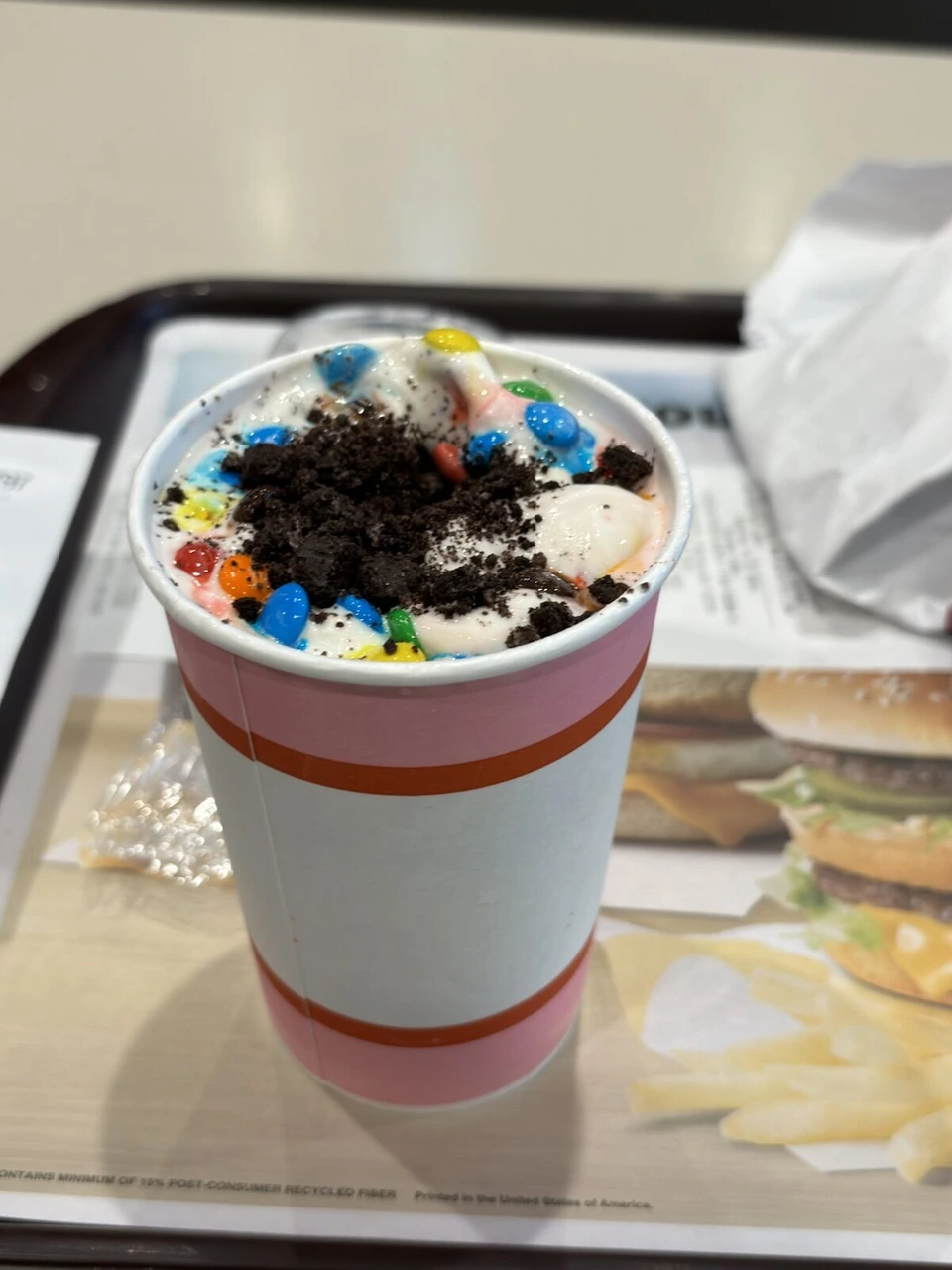 カラフルなチョコとクッキーがのったマクドナルドのマックフルーリー