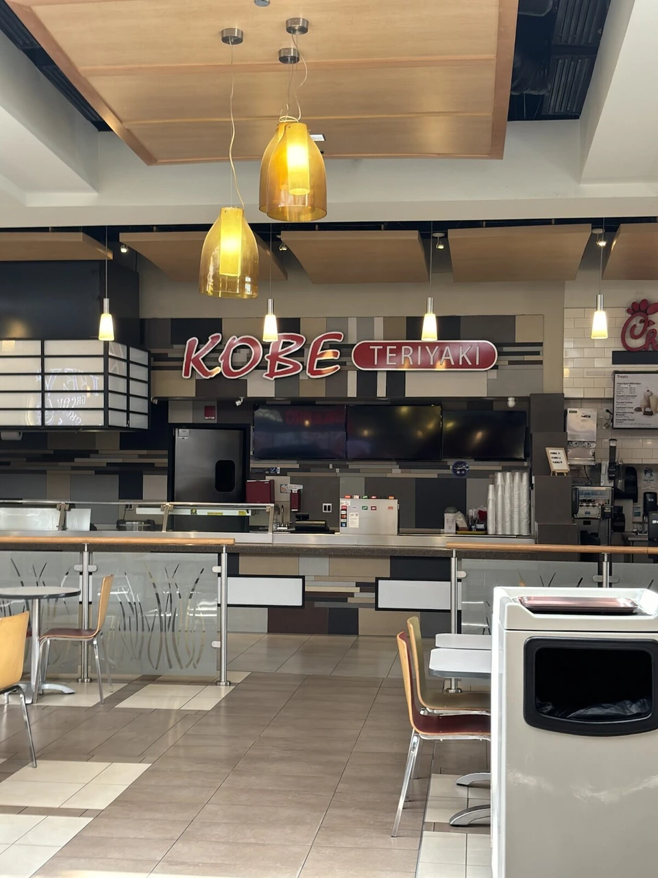 ショッピングモールのフードコートのKOBE TERIYAKIの店