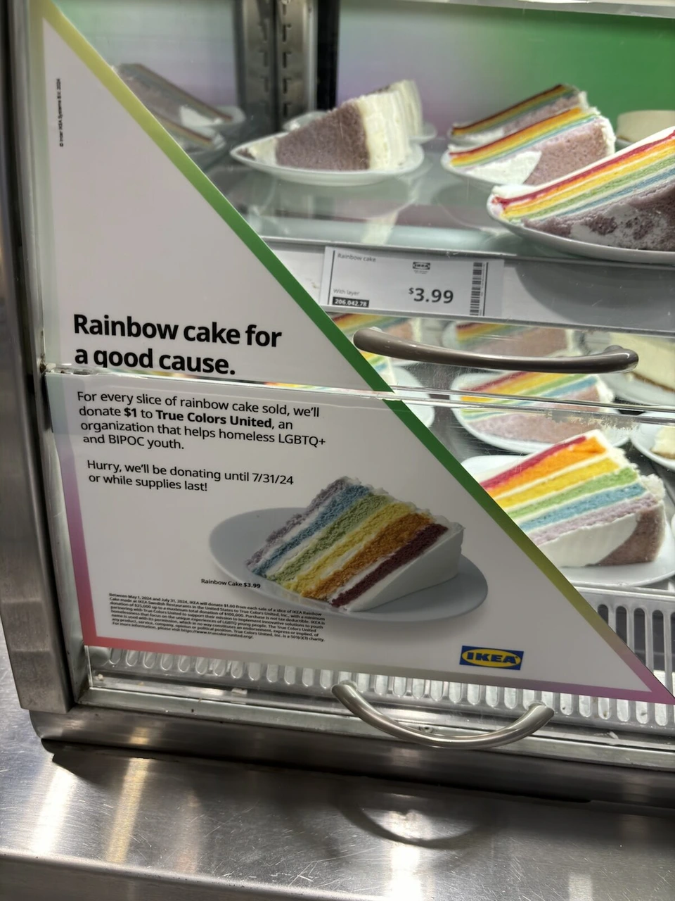 IKEAのショーケースに並ぶレインボーケーキと、3.99ドルの札