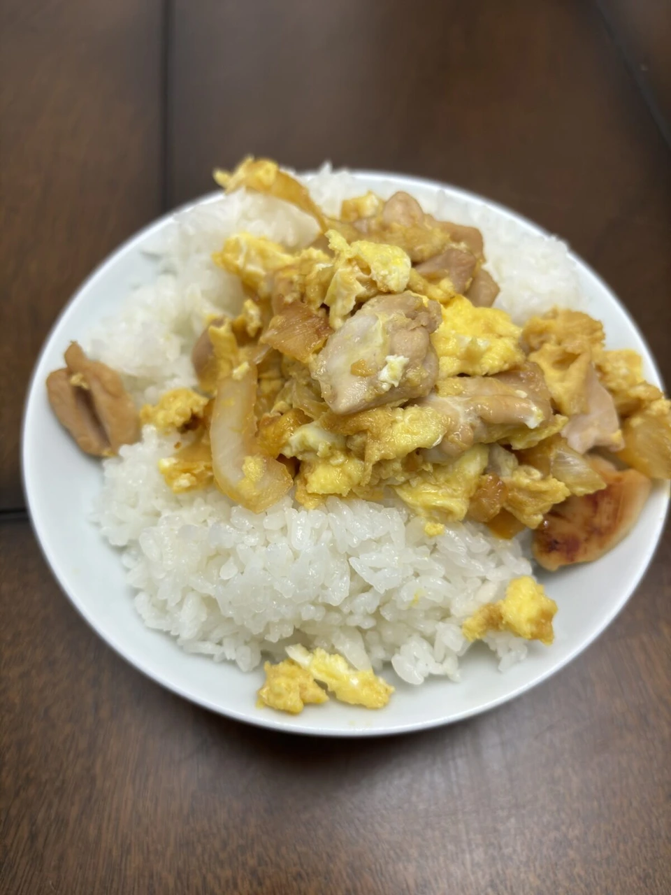 白いご飯にのせた鶏肉と卵の炒め物、親子丼風