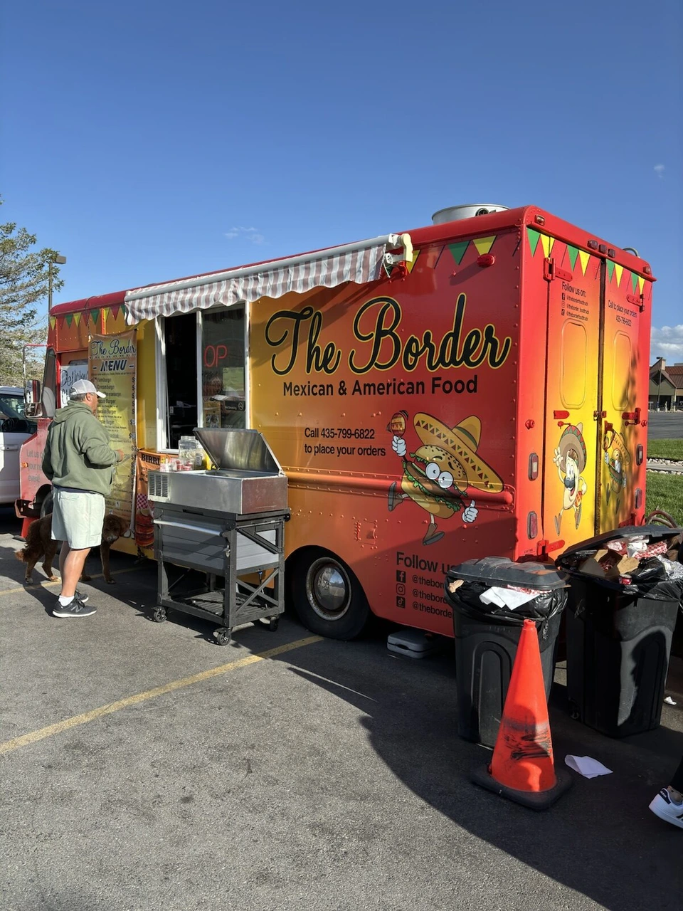 駐車場に停まるメキシコ料理のフードトラック「The Border」