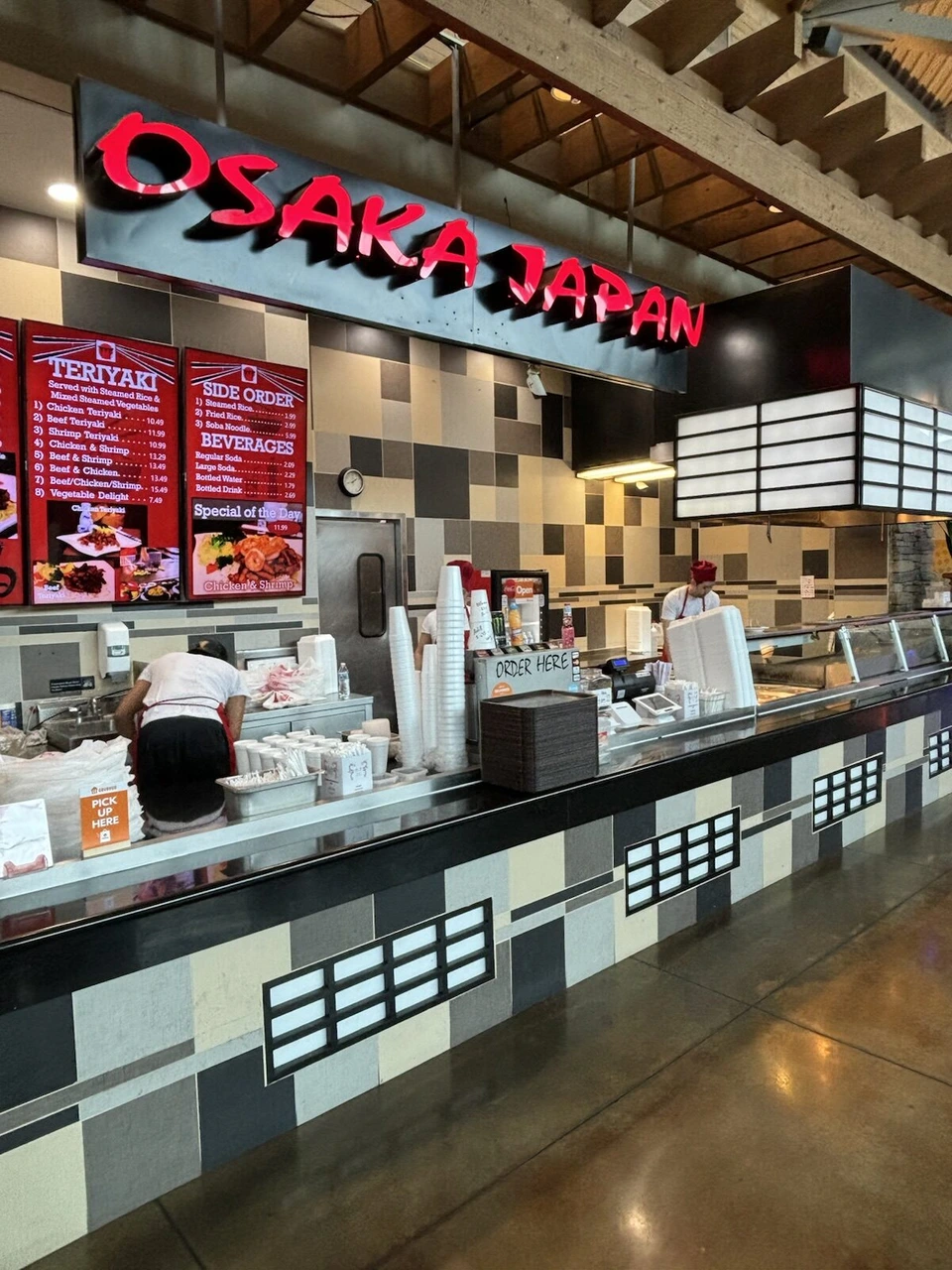 ショッピングモールのフードコートにある「OSAKA JAPAN」のテリヤキの店