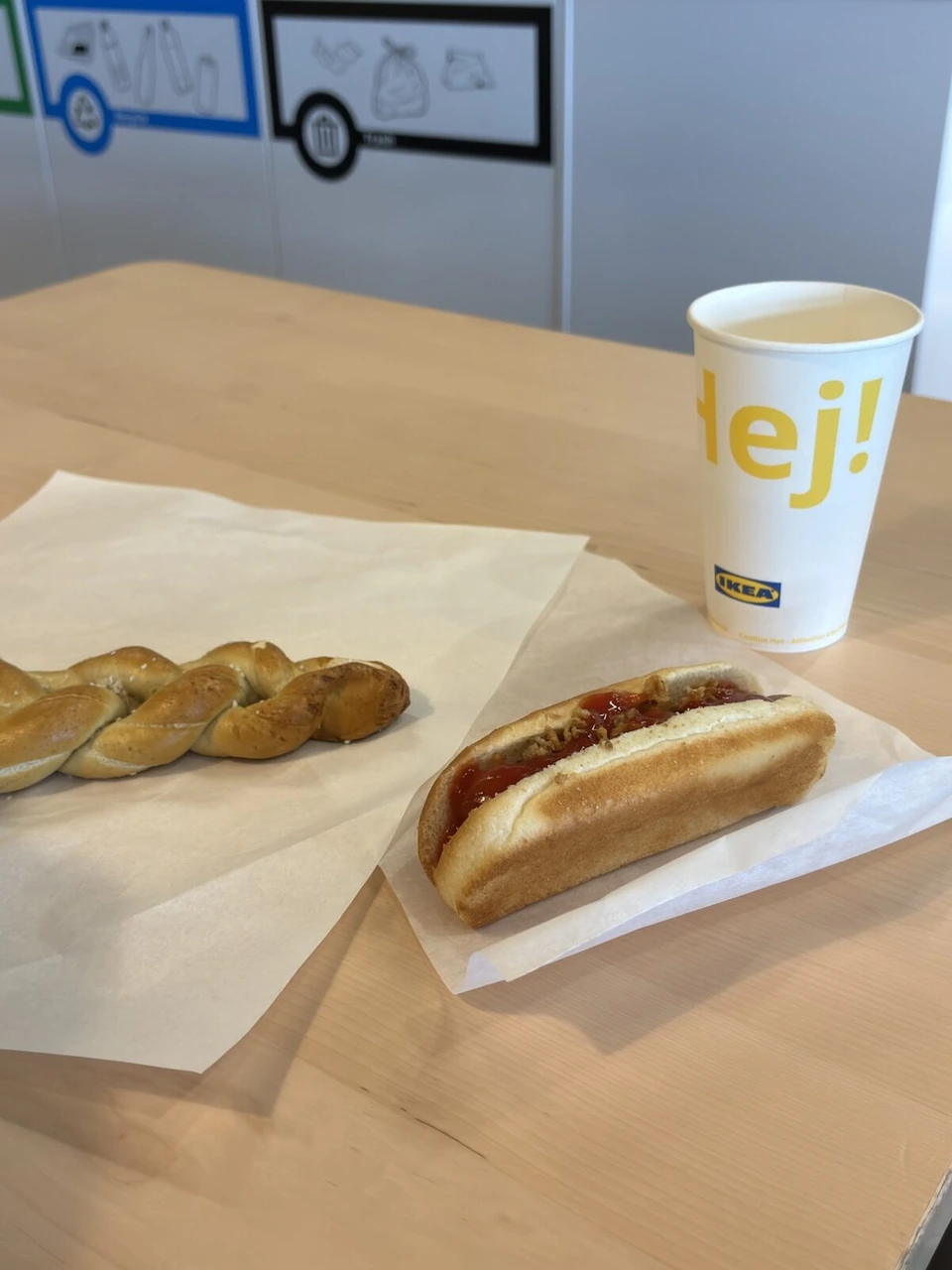 IKEAのホットドッグとシナモンロール、Hej!と書かれたカップ