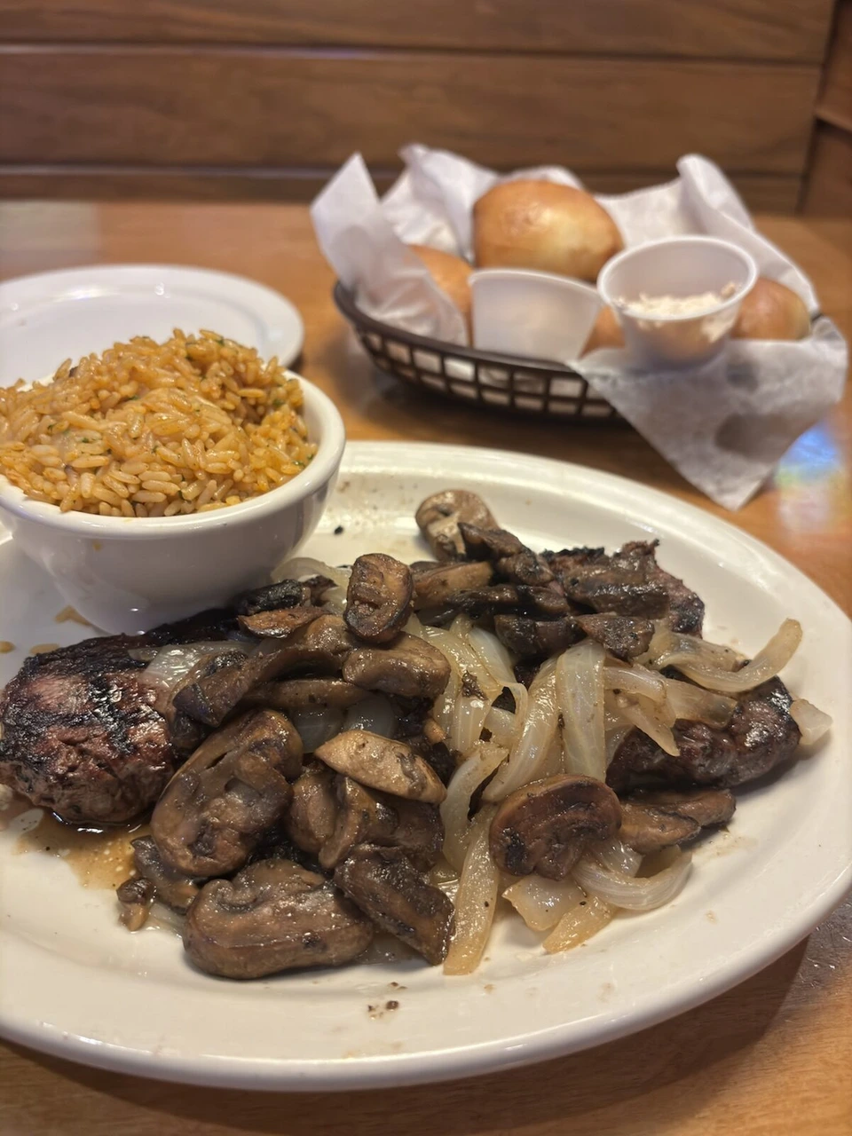 マッシュルームと玉ねぎをのせたステーキと味付けご飯