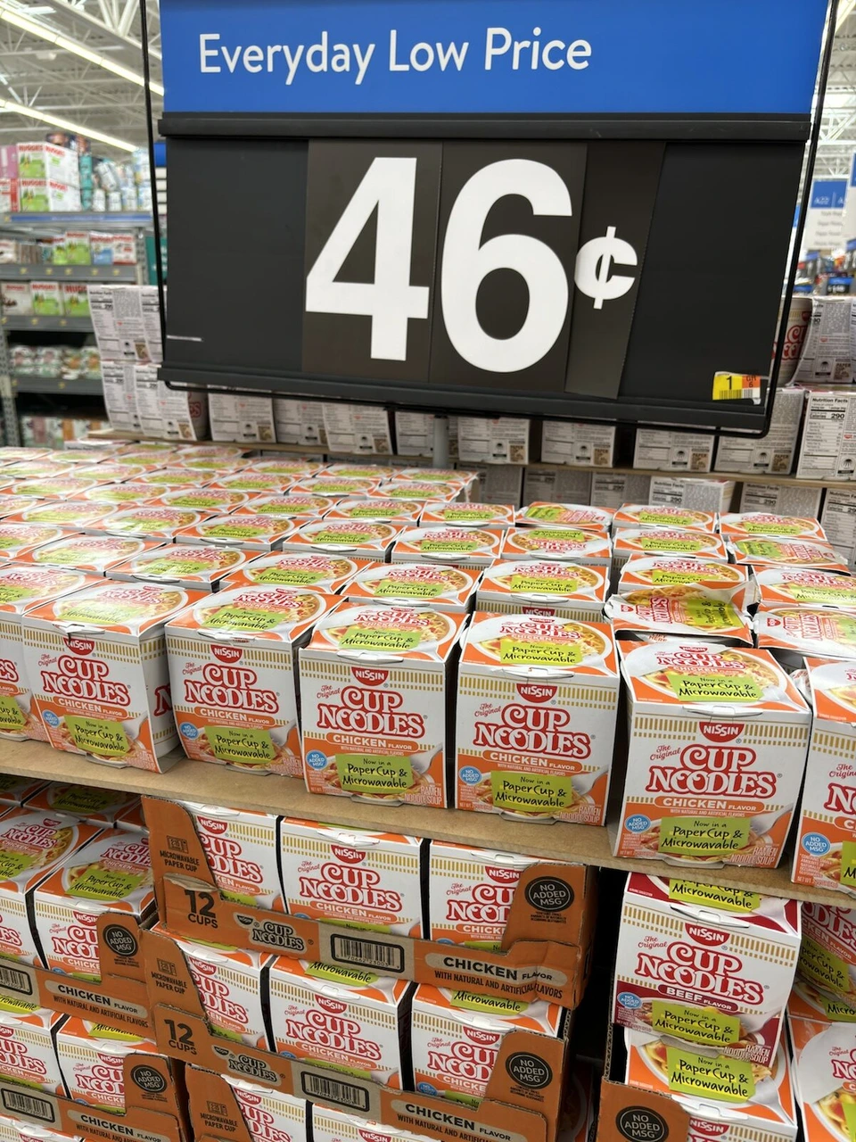 ウォルマートの「Everyday Low Price 46¢」の札と、山積みのカップヌードル