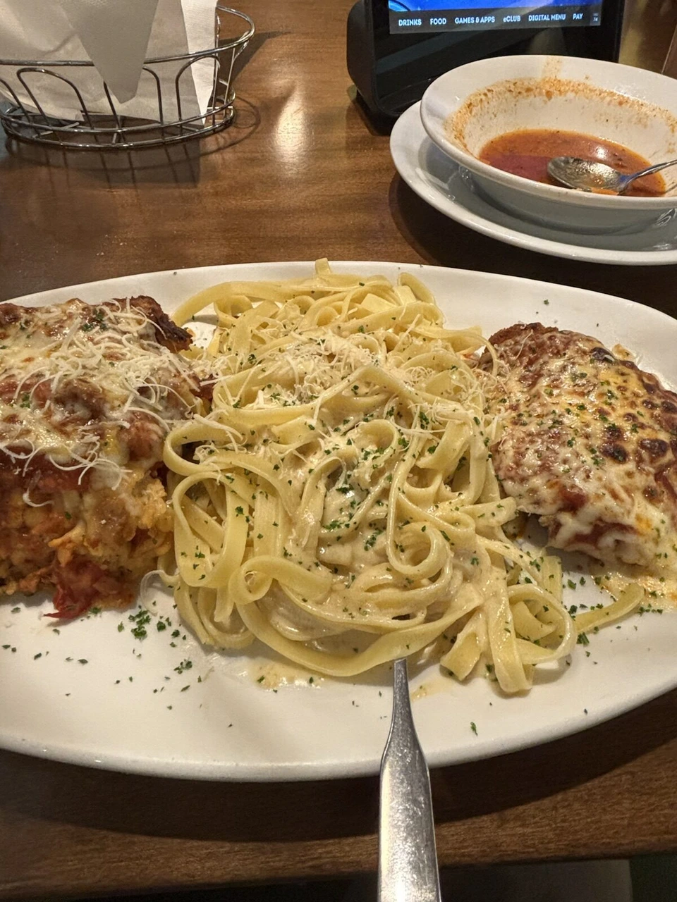 フェットチーネとチーズ焼きのチキンがのった大皿