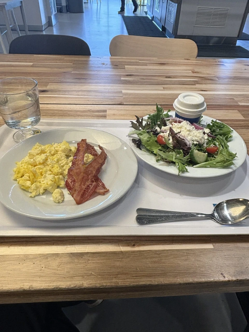 IKEAのレストランの朝食。スクランブルエッグとベーコン、サラダ
