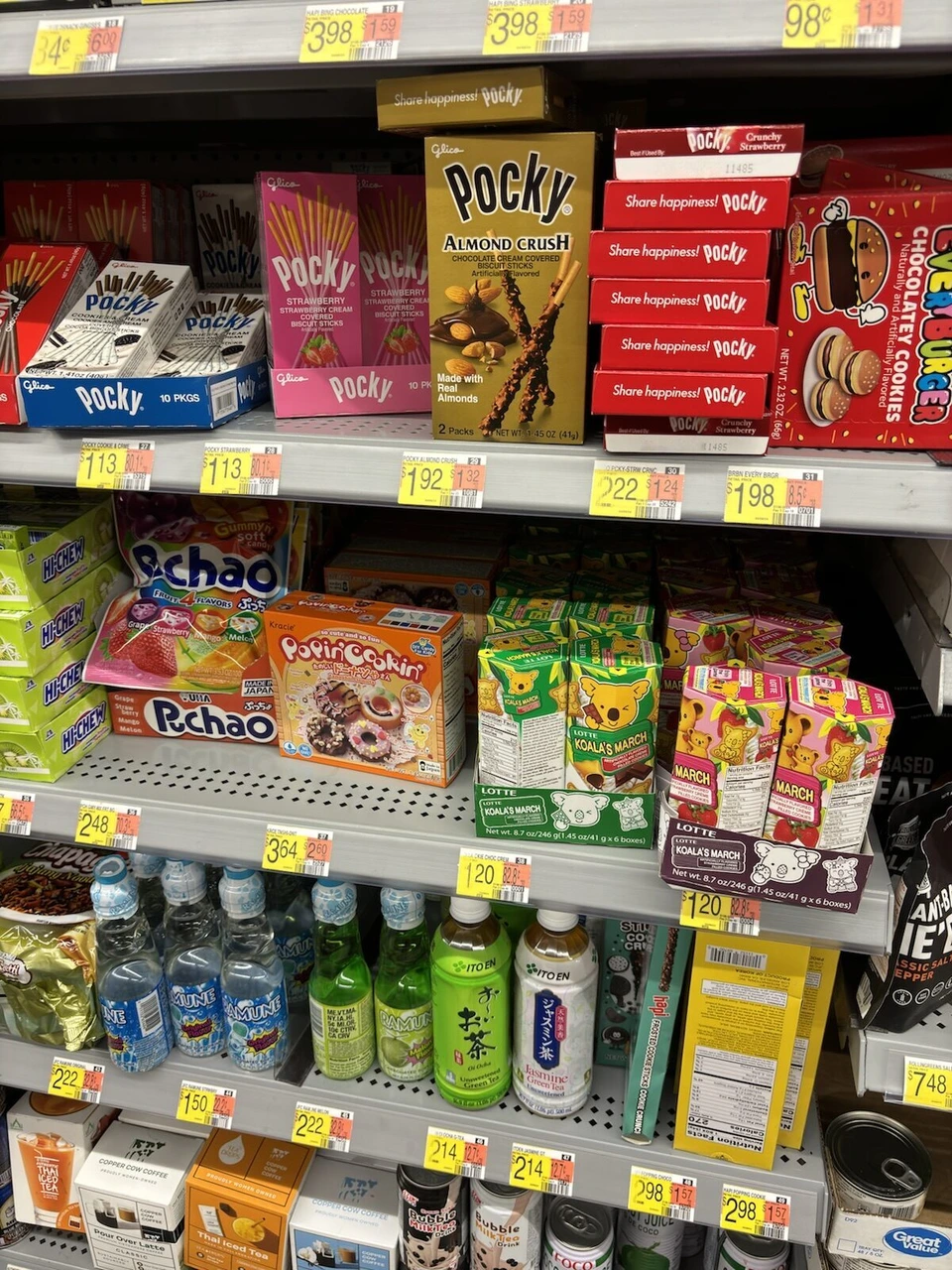 アメリカのスーパーの日本・アジアのお菓子の棚。ポッキーやハイチュウ、ラムネ