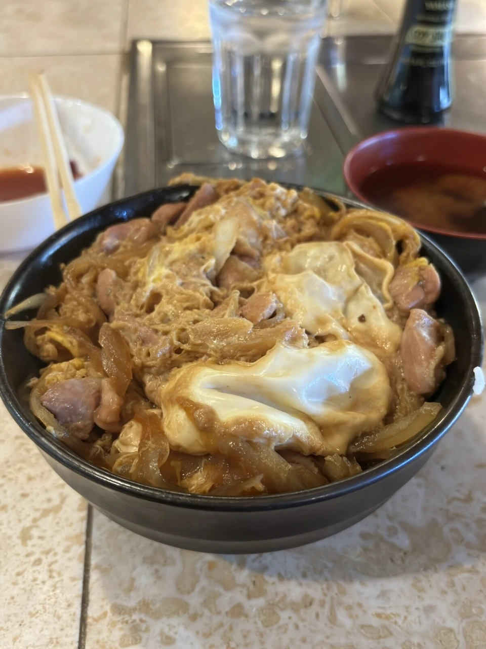 卵でとじたかつ丼と、箸、味噌汁