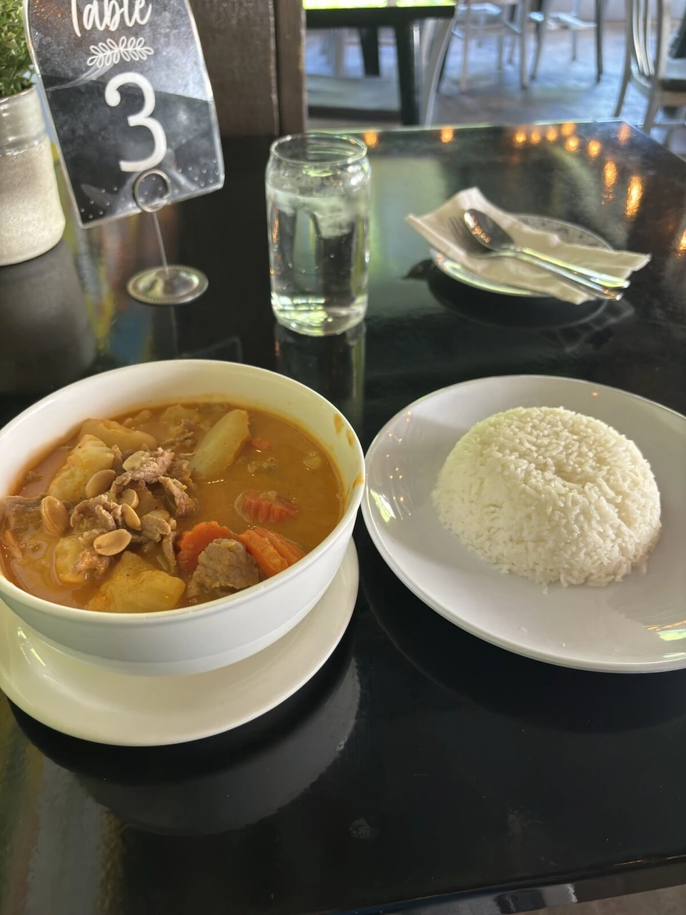 ピーナッツがのった黄色いカレーと、丸く盛ったご飯