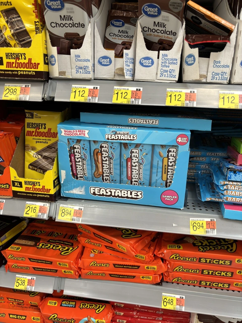 ウォルマートのお菓子売り場。ハーシーズのチョコとFeastablesの棚