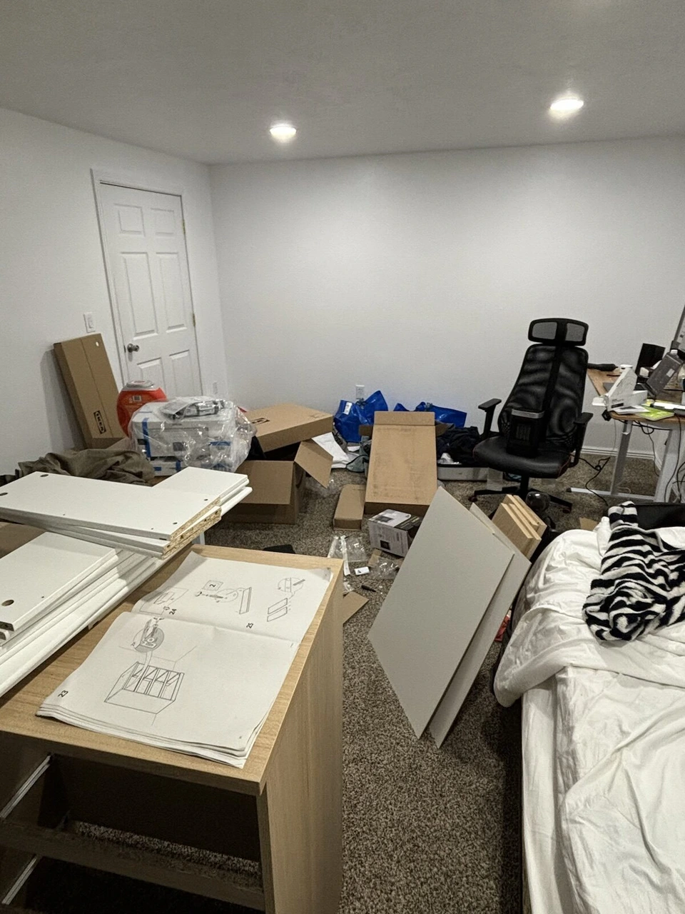 段ボールや板が散らばった組み立て途中の部屋