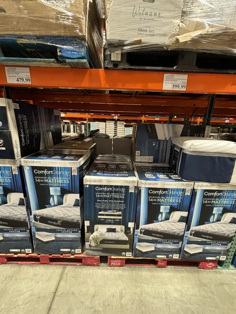 コストコの売り場に並ぶ14インチのマットレスの箱
