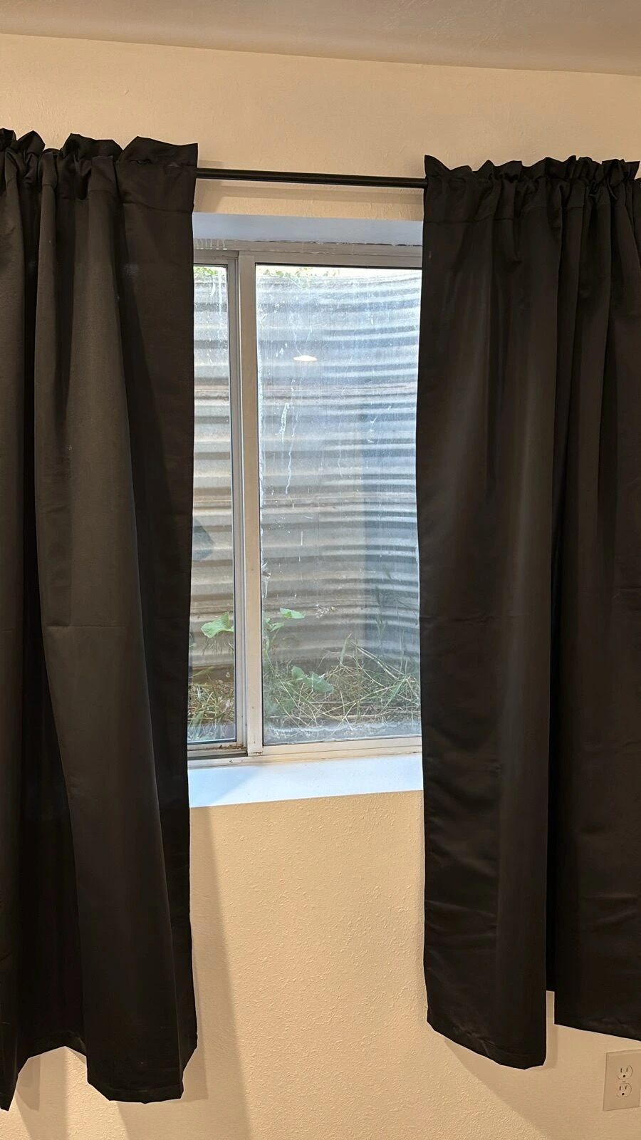 新しい部屋の窓に付けた黒いカーテン