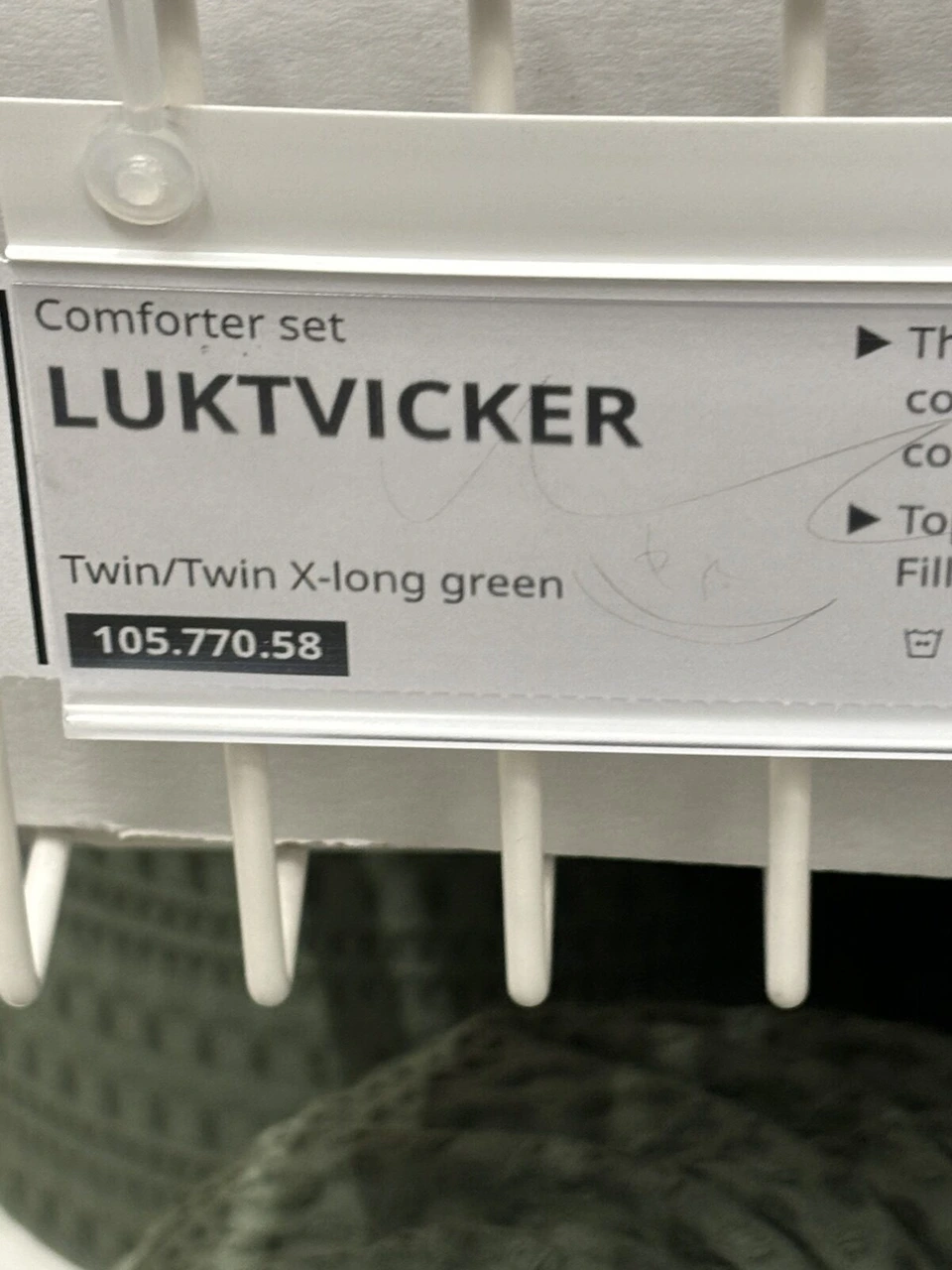 IKEAの売り場の掛け布団セットLUKTVICKERの札。Twin/Twin X-long green