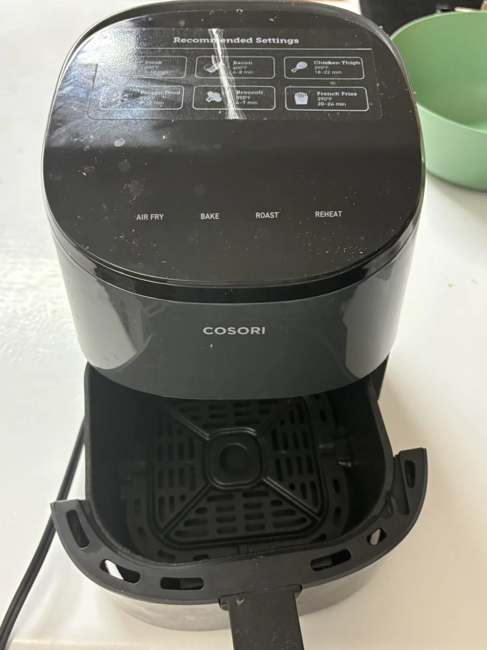 黒いエアフライヤーのバスケットを引き出したところ