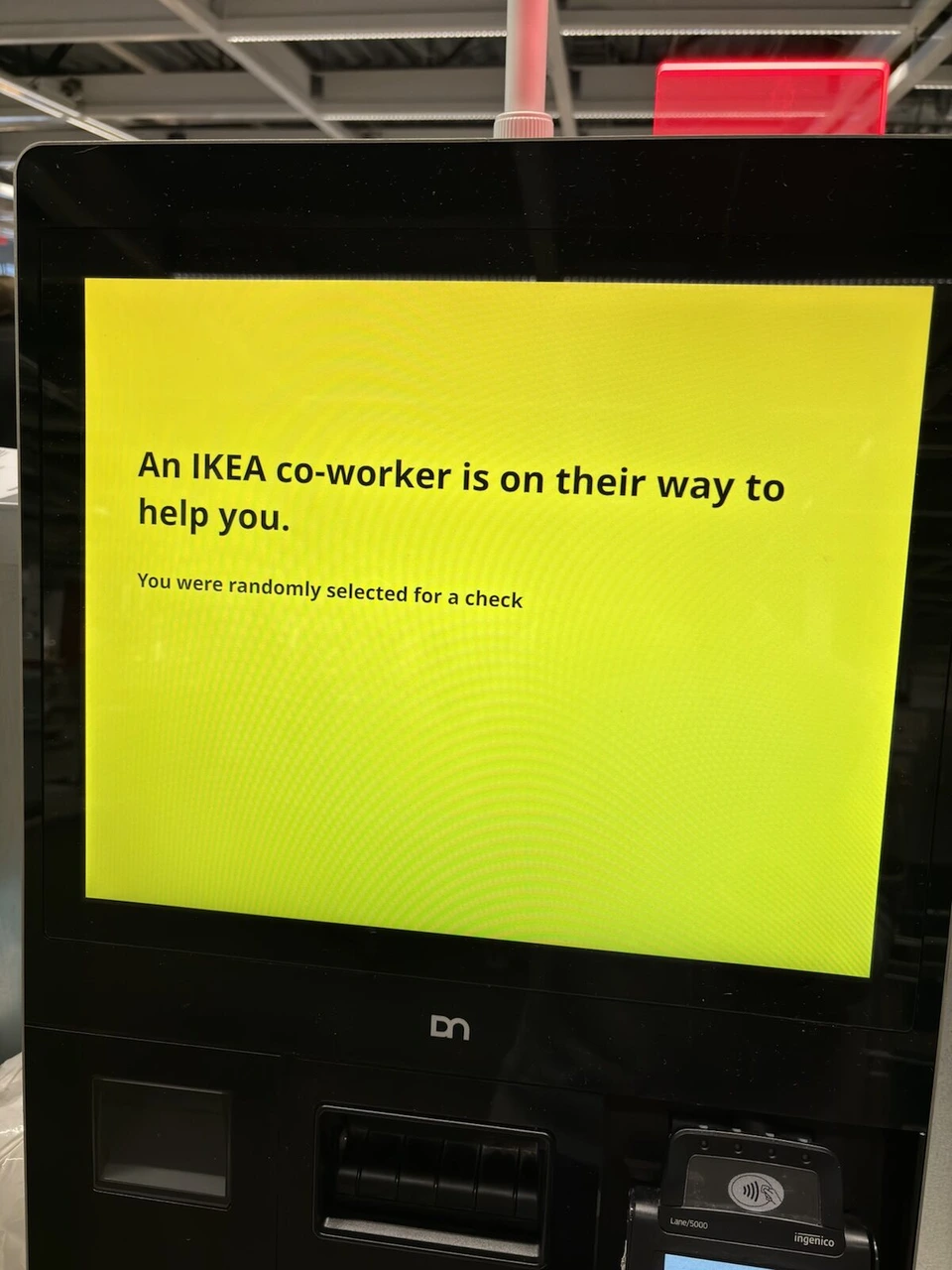 IKEAのセルフレジの黄色い画面。ランダムチェックに選ばれたという表示