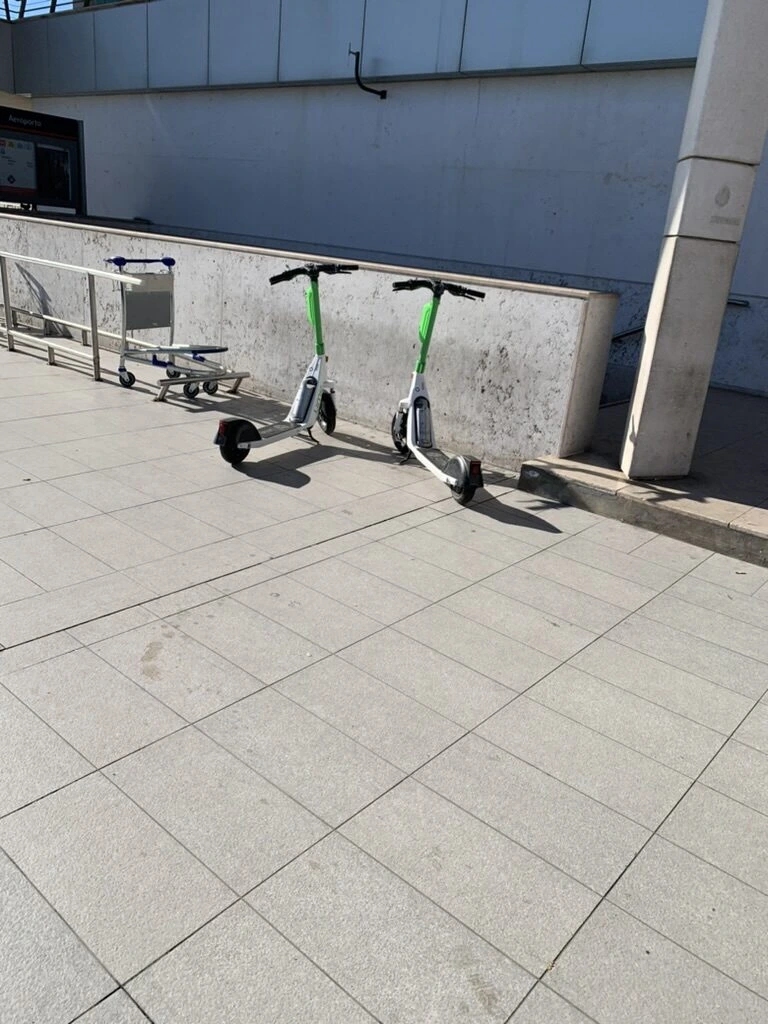 リスボン空港の前に停められたLimeの電動キックボード