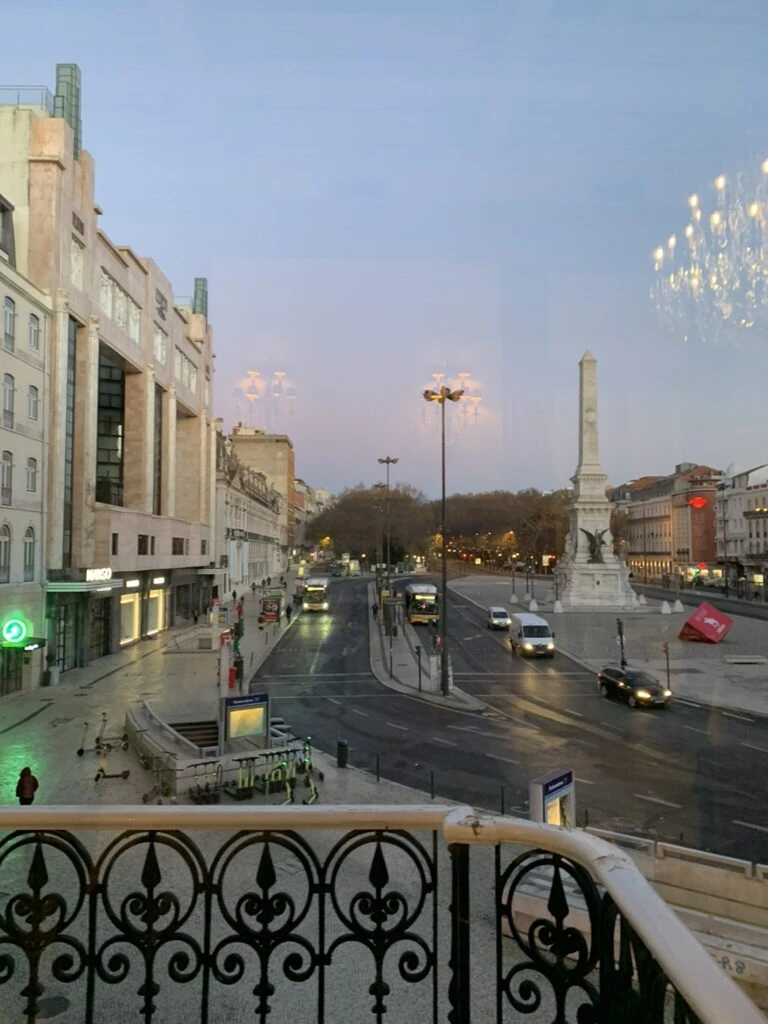 Hotel Avenida Palaceのバルコニーから見た朝のリスボン・レスタウラドーレス広場と記念塔
