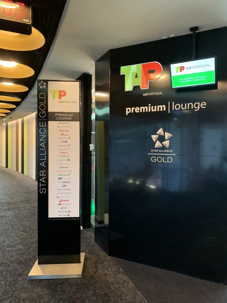 リスボン空港のTAP premium loungeの入口。Star Alliance Goldの表示