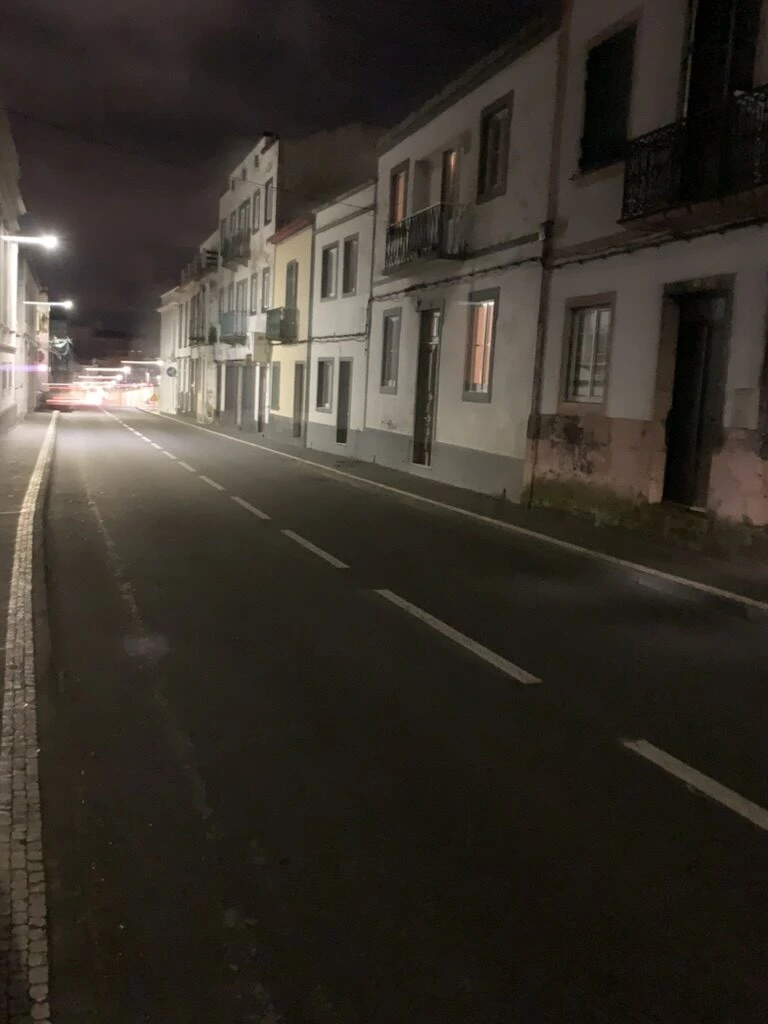 夜のポンタデルガダの石畳の通りと白い建物