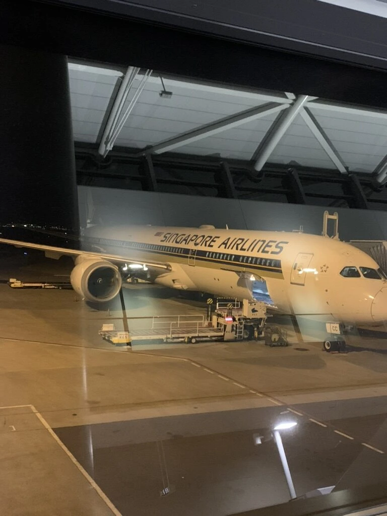 夜の関西空港に駐機中のシンガポール航空機