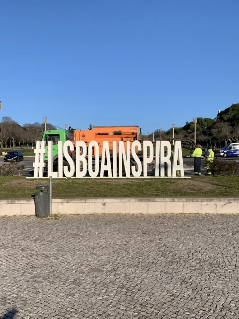 リスボンのエドゥアルド7世公園の#LISBOAINSPIRAの文字