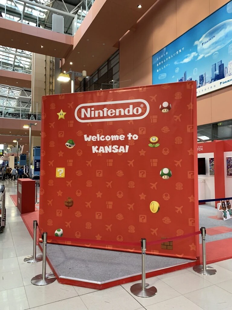 関西空港到着ロビーのNintendo Welcome to KANSAIのパネル