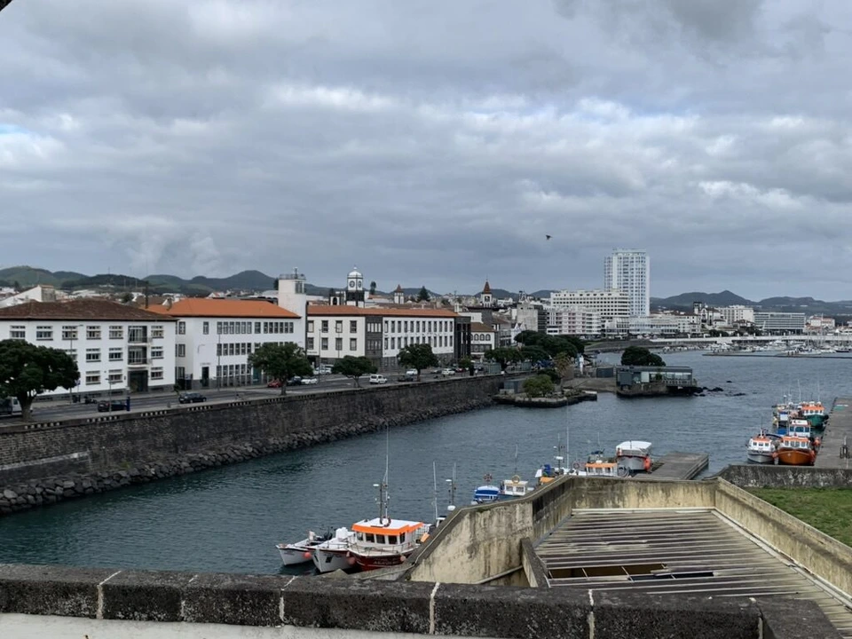 ポンタデルガダの要塞の城壁の上から見た港と町並み
