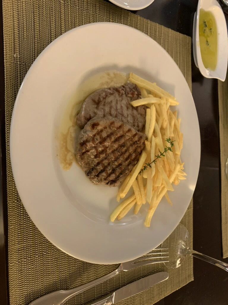 ポンタデルガダで食べた、細いフライドポテトを載せたグリルステーキ