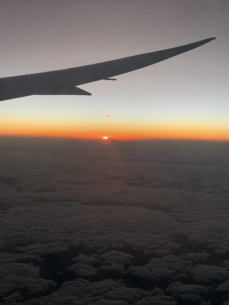 SQ618の機窓から見た雲海の上の日の出と主翼