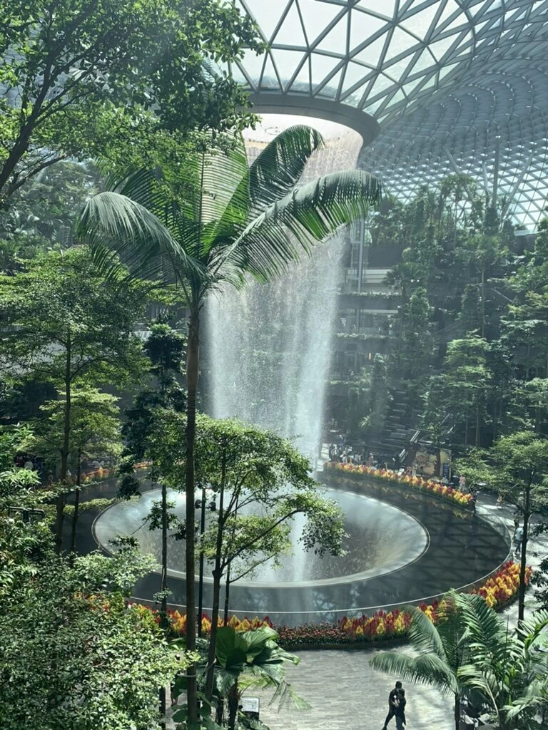 ジュエル・チャンギ・エアポートの屋内の滝