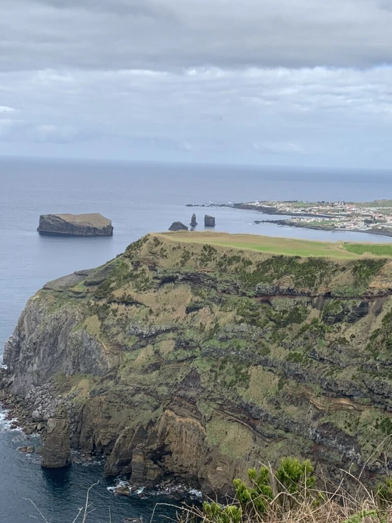 サンミゲル島西海岸の断崖の下の海と、沖に並ぶ岩の小島