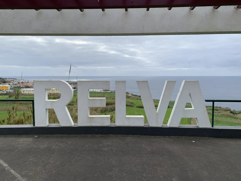 サンミゲル島・レルヴァの展望台に置かれたRELVAの白い文字