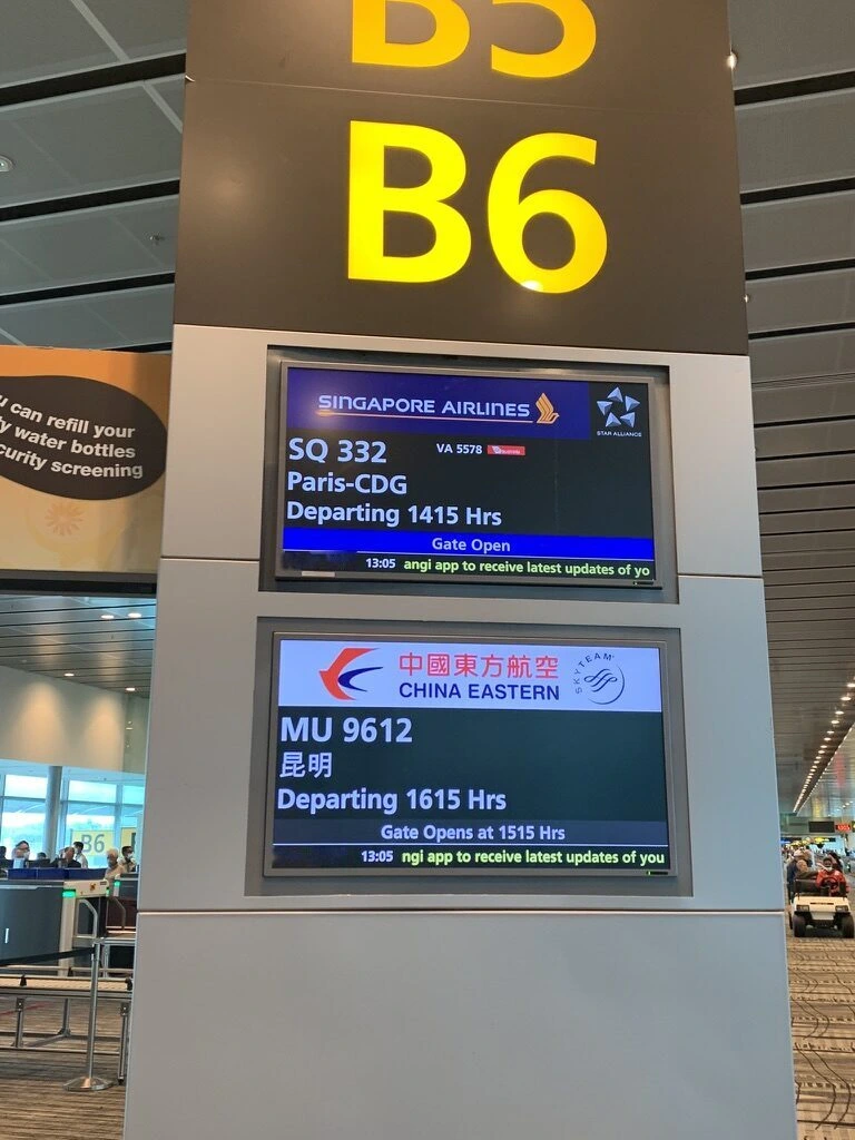 チャンギ空港B5・B6ゲートの案内板。SQ332 Paris-CDG Departing 1415 Hrs